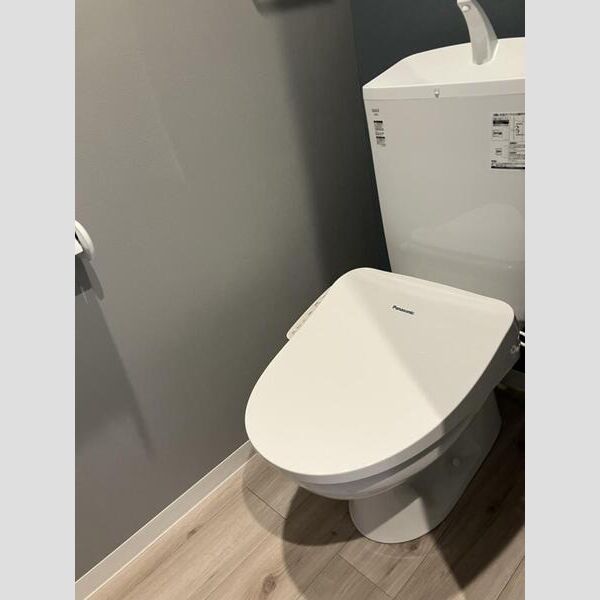 トイレ　落ち着いた色調のトイレです