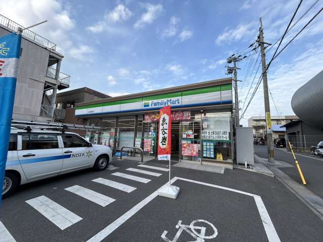 コンビニ　ファミリーマート（コンビニ）まで884m