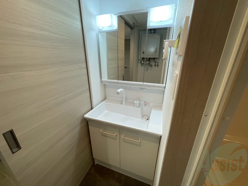 洗面設備　大きくて使いやすそうな独立洗面台になっています。