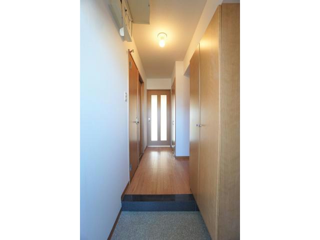 玄関　トールタイプの靴入れ