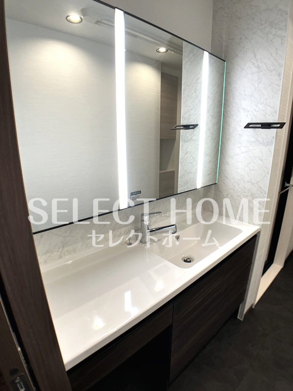 洗面設備　独立洗面台、小物を置くことができて便利です