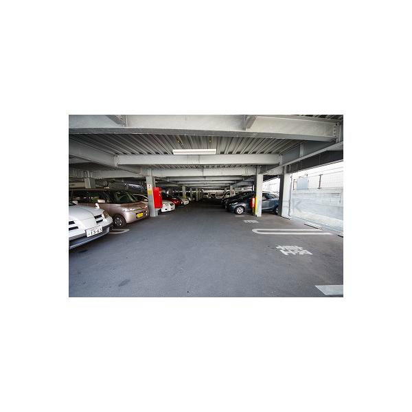 駐車場　屋根付きで雨の日も安心です☆