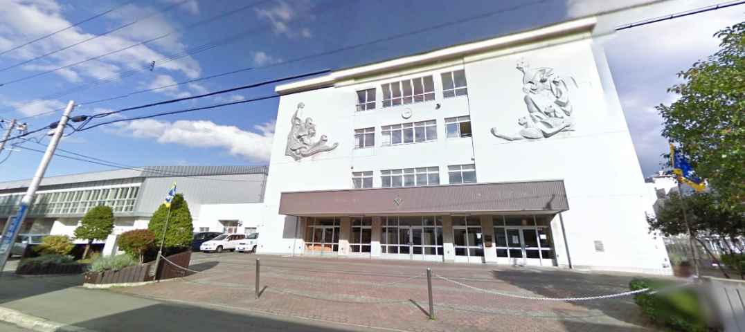 中学校　栄町中学校（中学校）まで255m