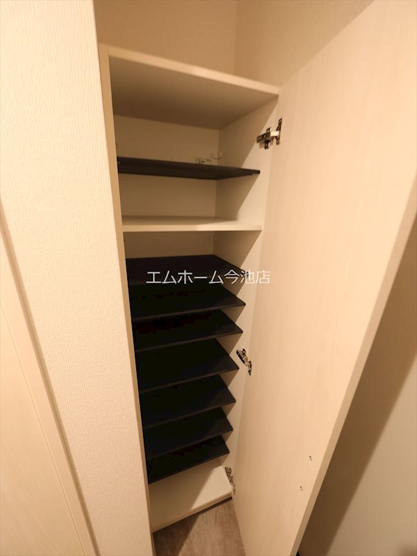 玄関　玄関　シューズボックス充実　同仕様写真