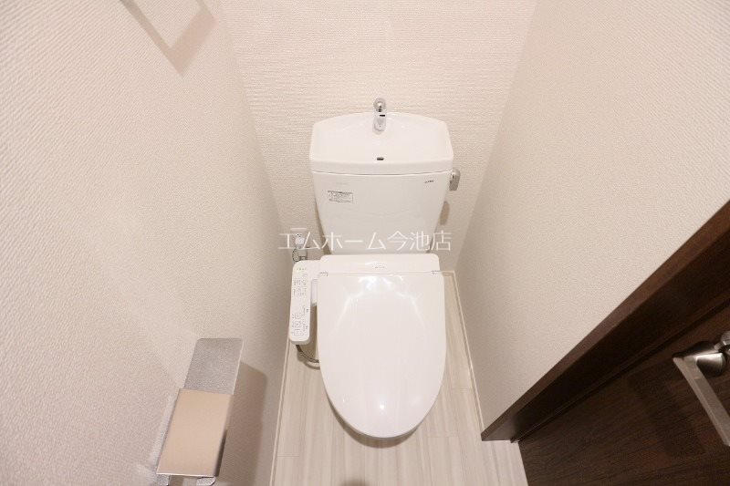 トイレ　温水暖房洗浄便座付トイレ