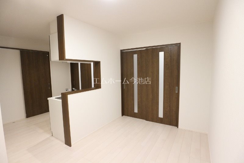 居室・リビング　LDK10.0帖　エアコン付　バルコニーに面しています