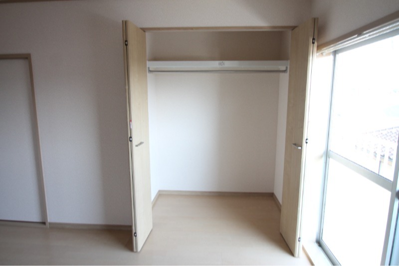 収納　バルコニー側洋室収納！