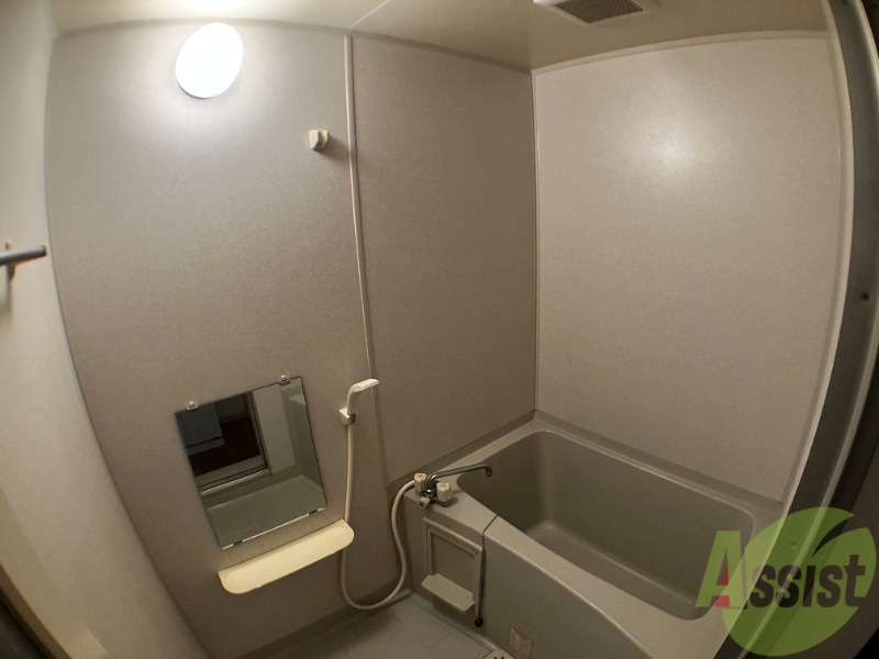 バス・シャワールーム　浴室はシンプル。一人暮らしにはちょうど良いサイズですね。