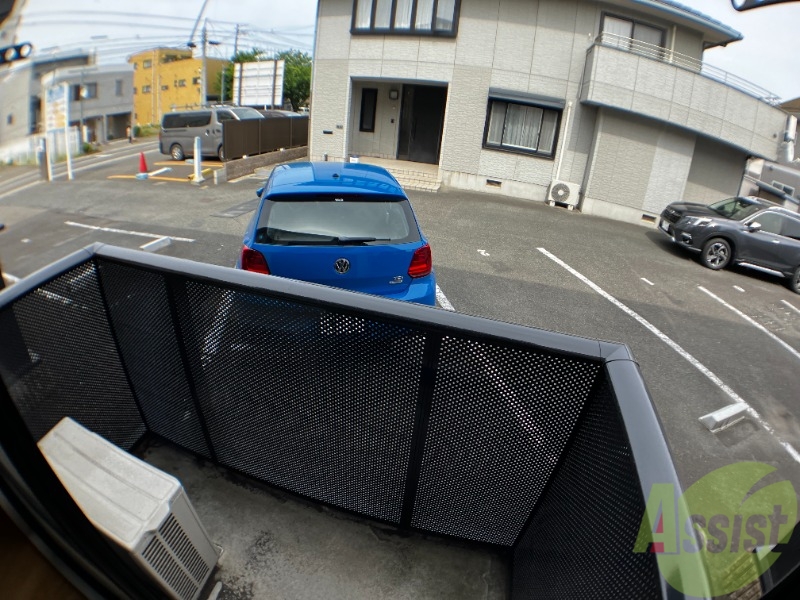 バルコニー　バルコニーは洗濯物を干すのに十分な広さがありますね。