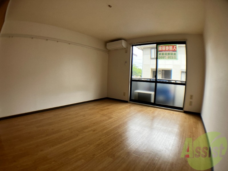 居室・リビング　８．２帖の洋室です。生活のメインとなる部屋ですね。