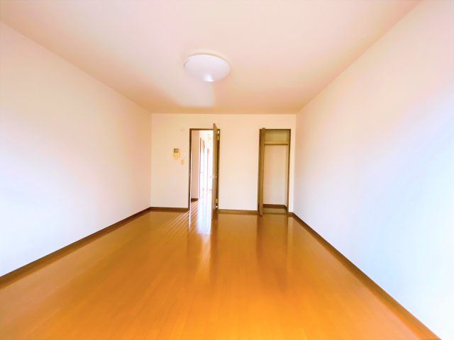 居室・リビング　別部屋同一間取りのお写真となります。