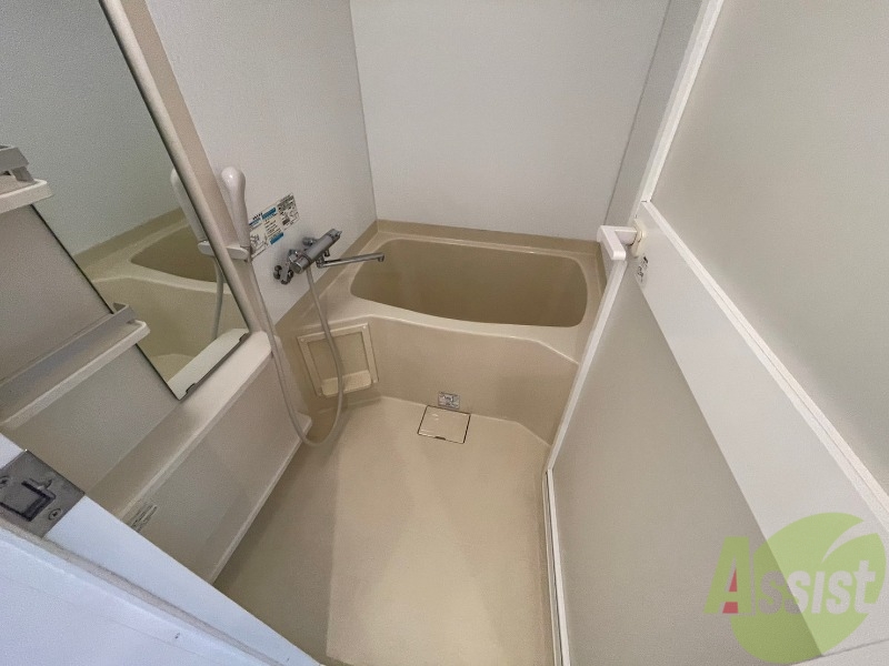 バス・シャワールーム　バスルームは狭すぎず、シャワーも浴びやすそうです。