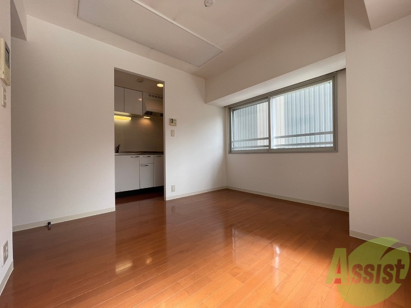 居室・リビング　白さが清潔感を出してくれます。お部屋も明るいですね。