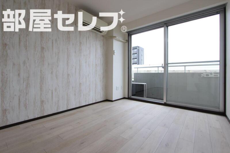 居室・リビング　リビングにも窓があるので明るいですね