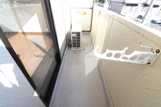 バルコニー　広いバルコニーは陽当りが良く、近くに緑もある心地よい空間です