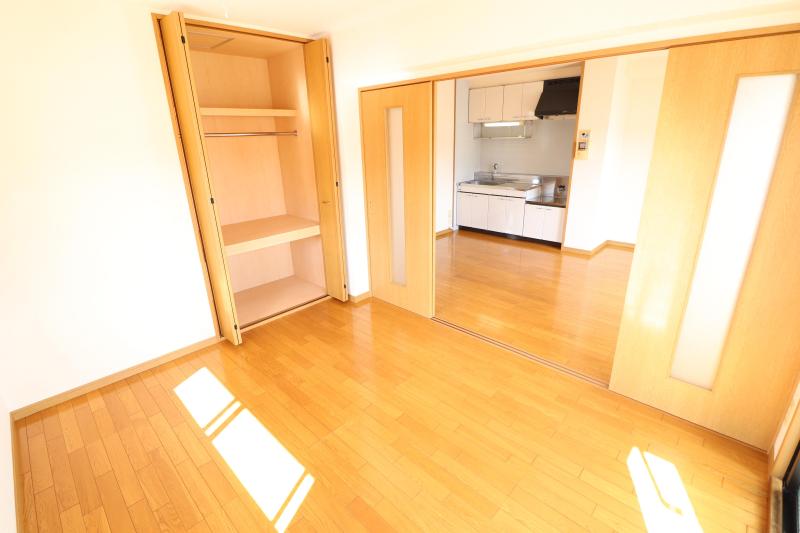 居室・リビング　1　6帖の洋室と9.7帖のリビング