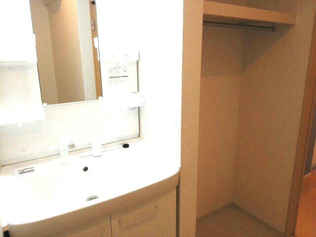 洗面設備　脱衣スペースもあります