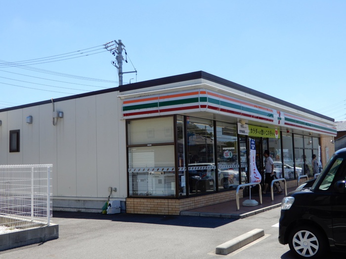 コンビニ　セブンイレブン（コンビニ）まで438m