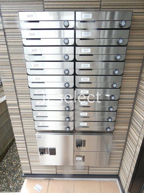 エントランス　便利な宅配ボックスございます