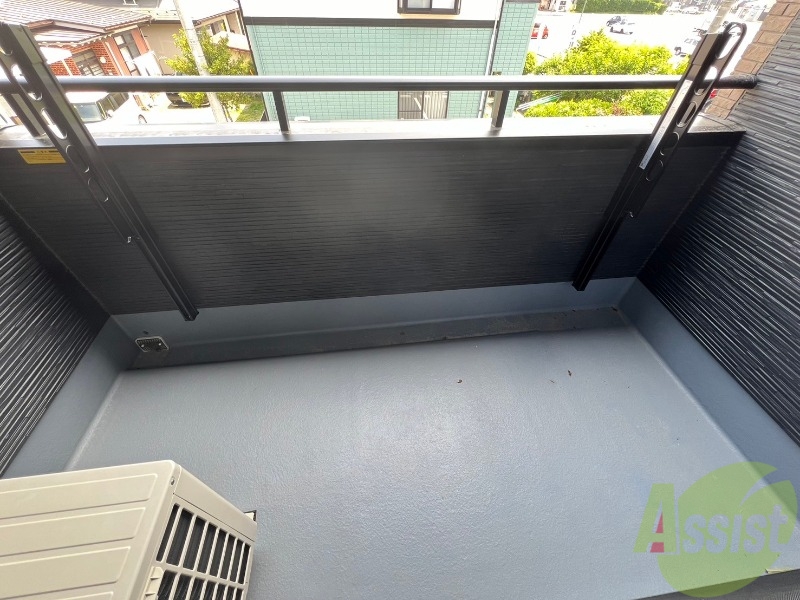 バルコニー　バルコニースペースも広く、洗濯物も問題なく干せそうですね。