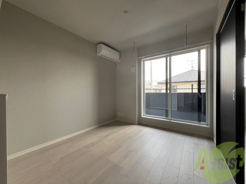 居室・リビング　開口部も大きくて、陽当たりも良さそうですね。