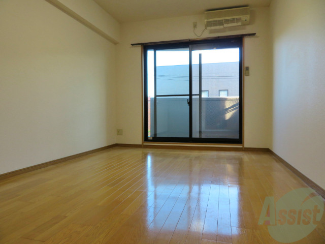 居室・リビング　大きな窓が印象的な明るいお部屋ですね～。