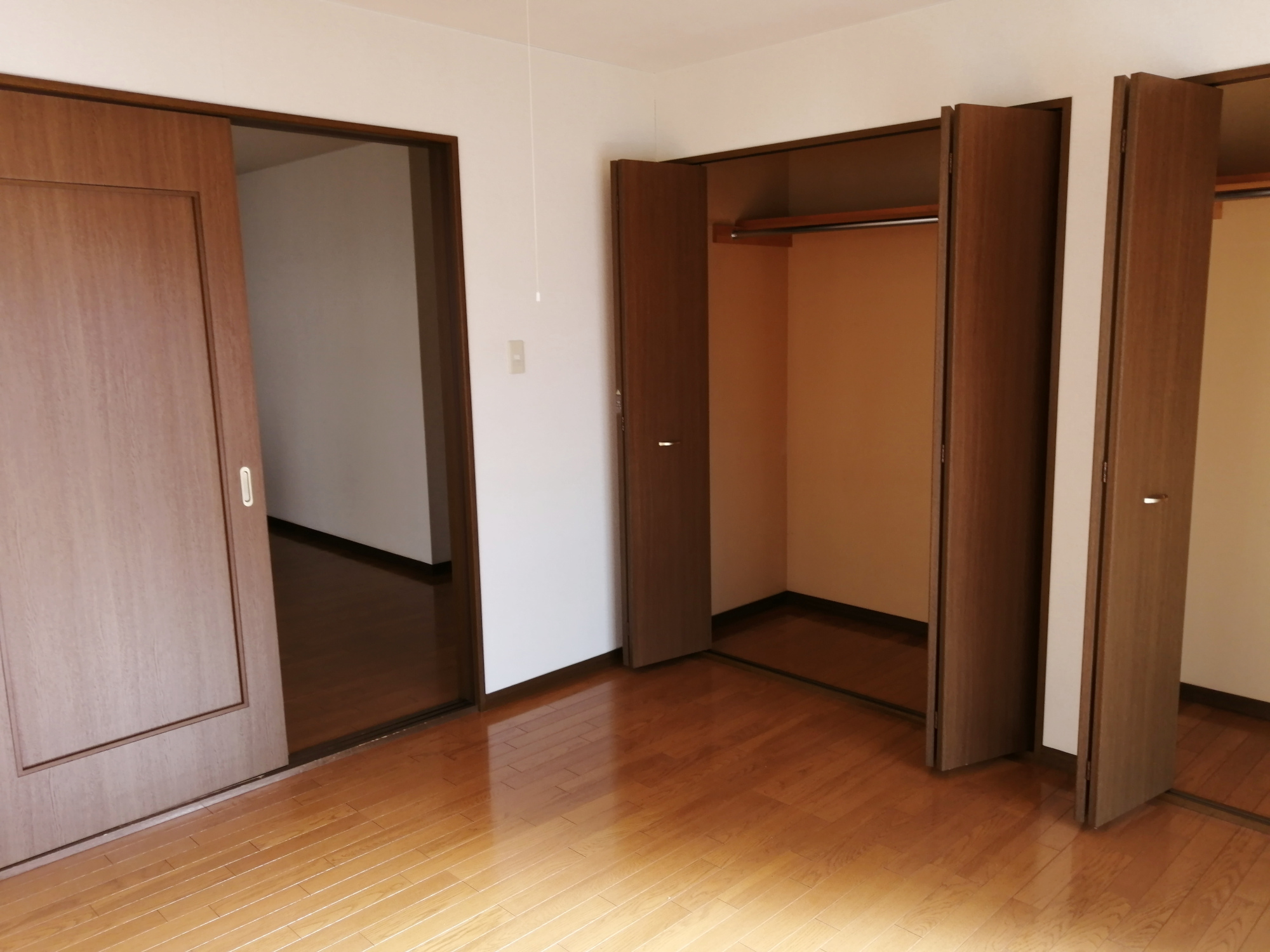 収納　8帖洋室。クローゼットが2つあり、コートもかけられます。