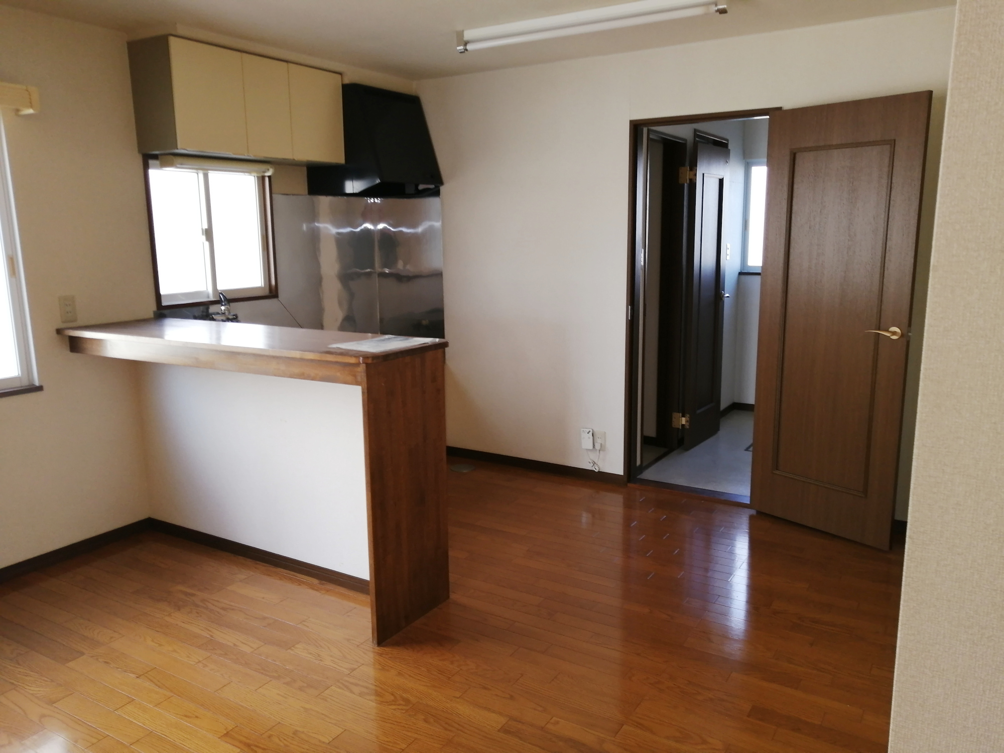 居室・リビング　13帖LDK。キッチンカウンターがあって便利です。