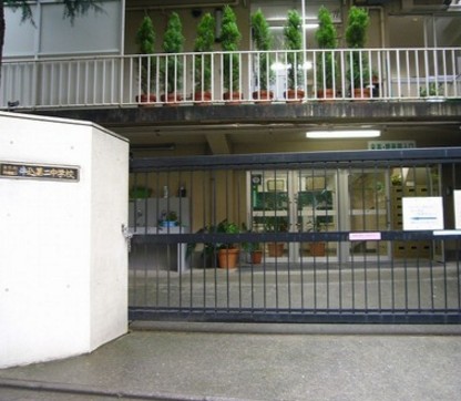 中学校　新宿区立牛込第二中学校（中学校）まで565m