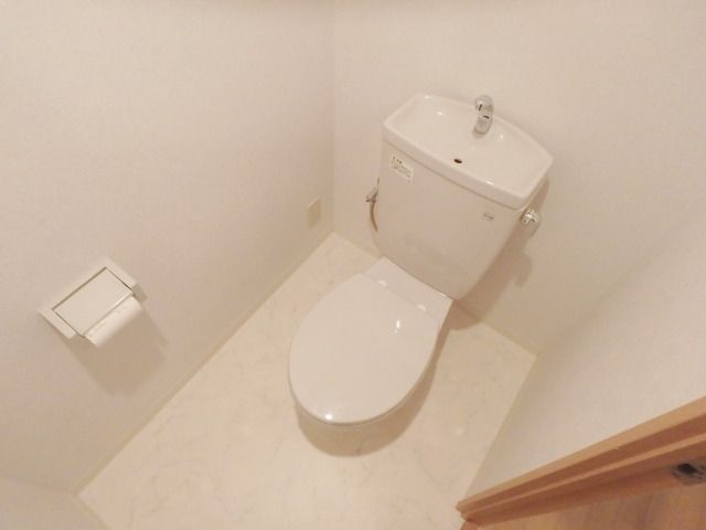 トイレ　同物件別部屋写真