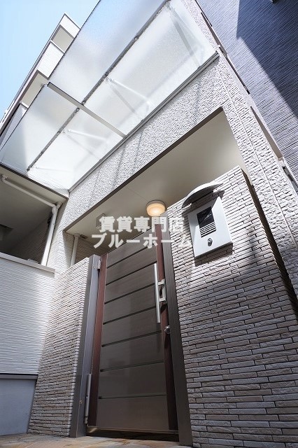 建物外観　築浅3階建ての建物