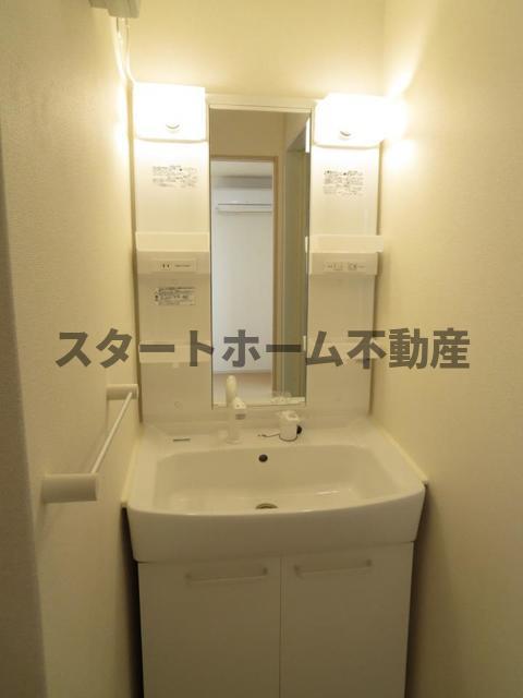 洗面設備　明るい洗面所です