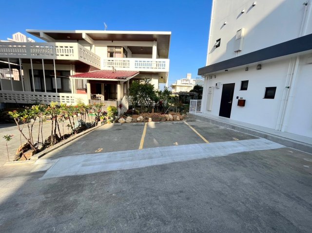 駐車場　※退去前の為、101号室の写真を掲載しております