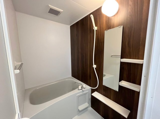 バス・シャワールーム　※退去前の為、101号室の写真を掲載しております