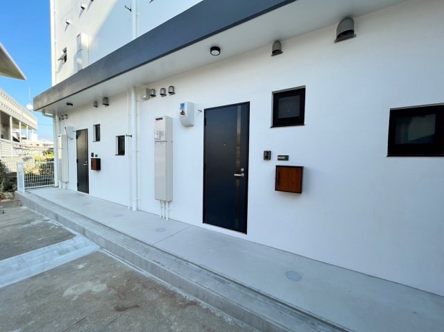 玄関　※退去前の為、101号室の写真を掲載しております