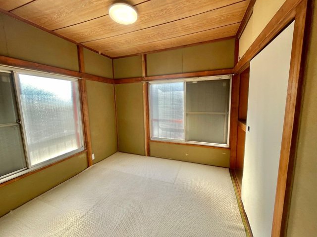 その他部屋・スペース　二面採光のお部屋。襖には収納スペースがございます