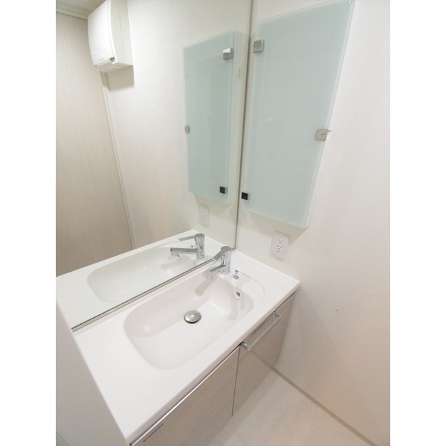 洗面設備　明るい洗面所です