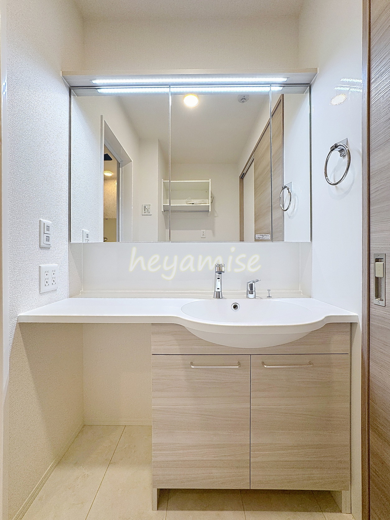 洗面設備　※写真は101号室のものです