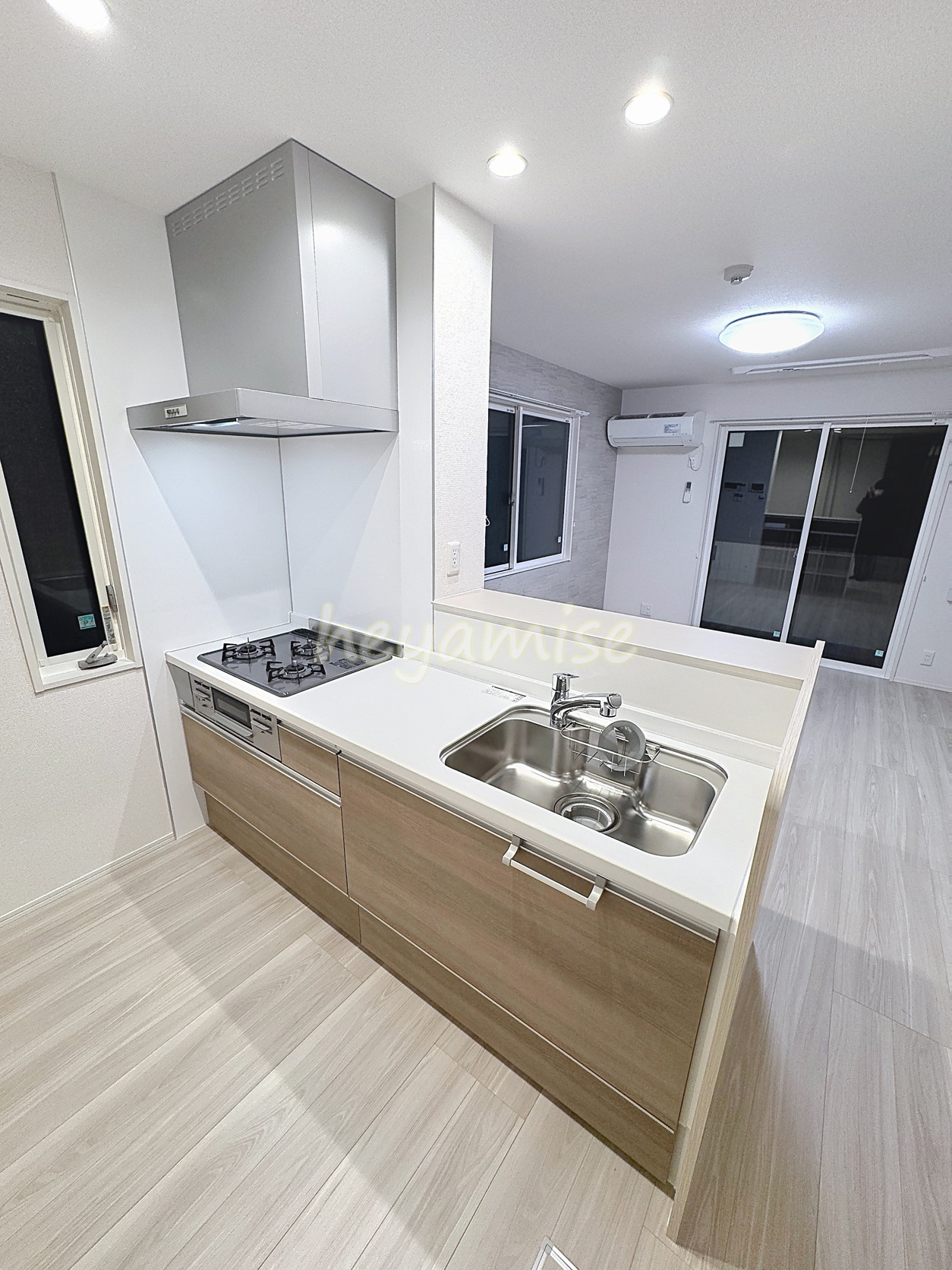 キッチン　※写真は101号室のものです