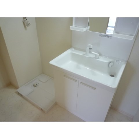 洗面設備　明るい洗面所です