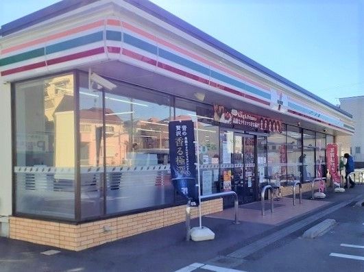 コンビニ　セブンイレブン（コンビニ）まで550m