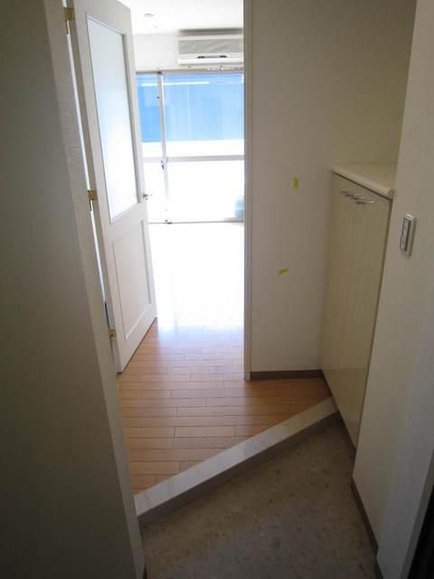 玄関　※リノベーション前の写真です