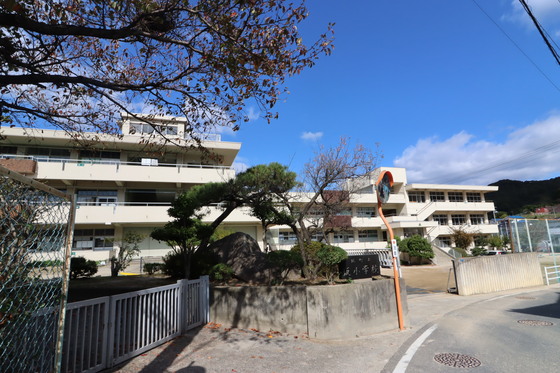 小学校　坂町立坂小学校（小学校）まで832m