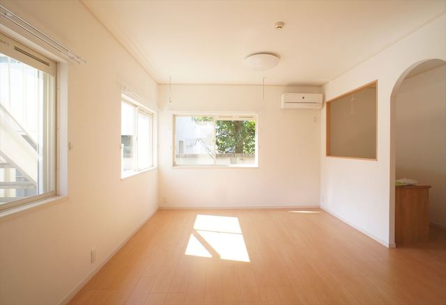 居室・リビング　２面採光で明るいリビング