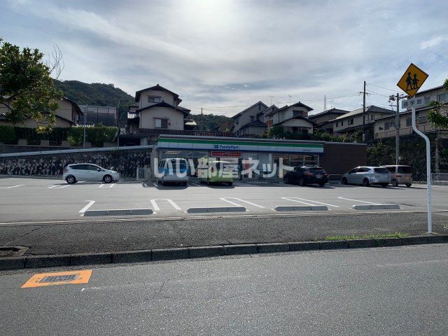 コンビニ　ファミリーマート 広島五月が丘店（コンビニ）まで1588m