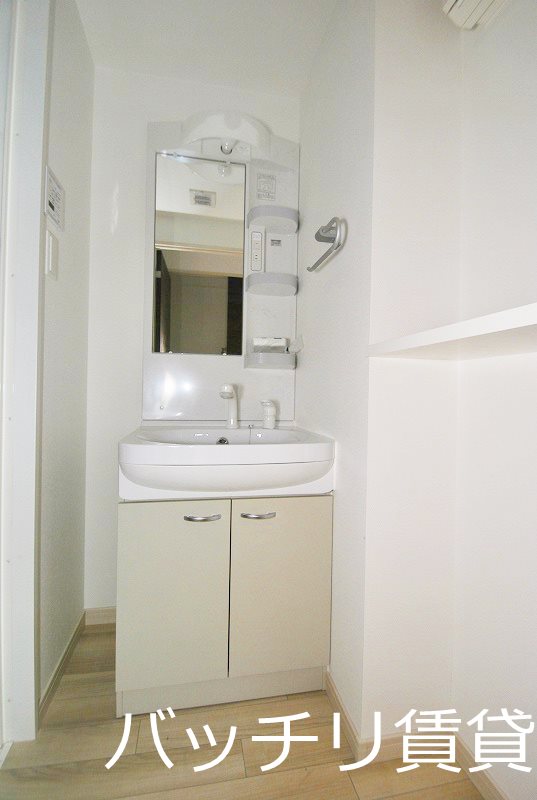 洗面設備　画像は別号室の為、現状優先になります。