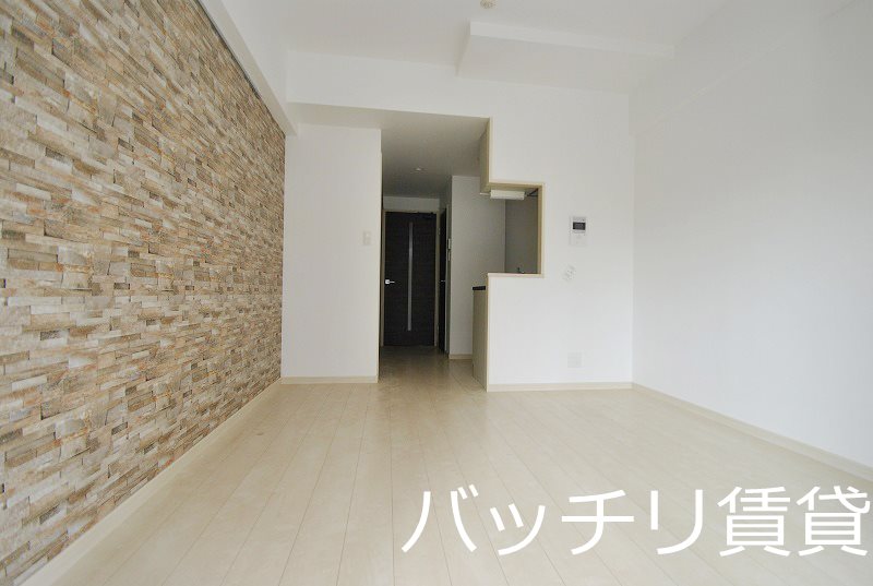 居室・リビング　画像は別号室の為、現状優先になります。