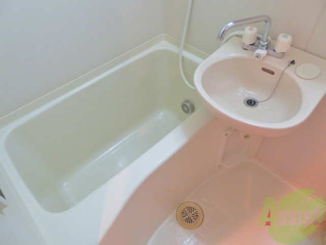 バス・シャワールーム　湯船があるので日々の疲れもとれます。追い焚きもできます。