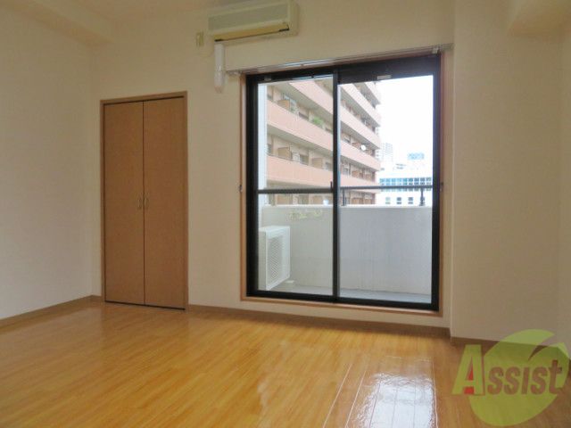 居室・リビング　洋室は８帖あるのでゆったり暮らせますよ～。南東向きで明るい。