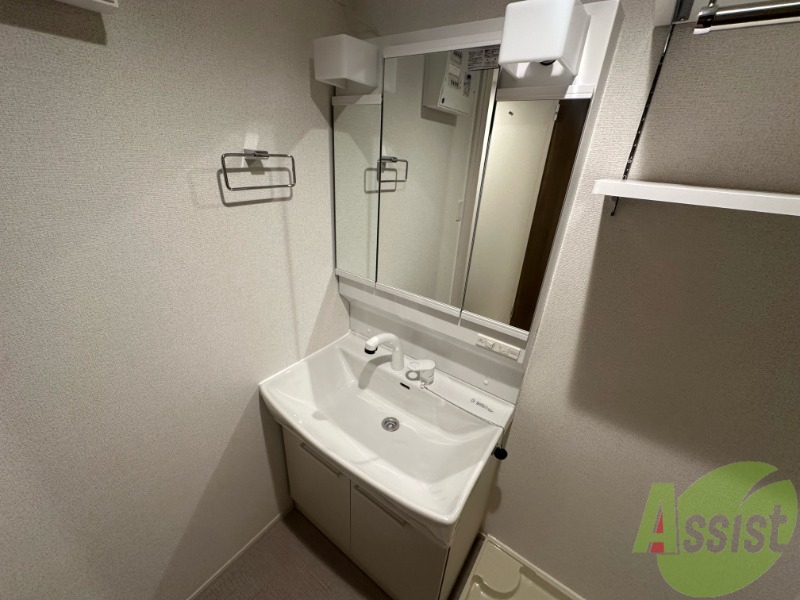 洗面設備　収納スペースがある独立洗面化粧台があるのは便利ですね。